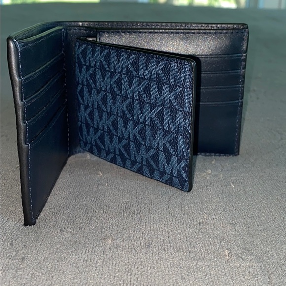 Michael Kors Logo Billfold Wallet With Passcase - Picture 2 of 6